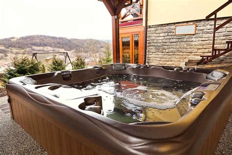 Vonkajšia vírivka v zasneženej krajine