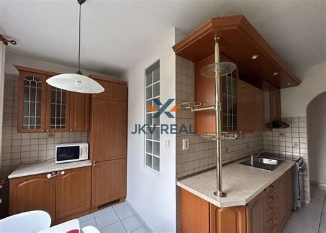 interiér moderne zariadeného 3-izbového bytu s balkónom