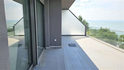 Interiér moderného bytu s výhľadom na jazero