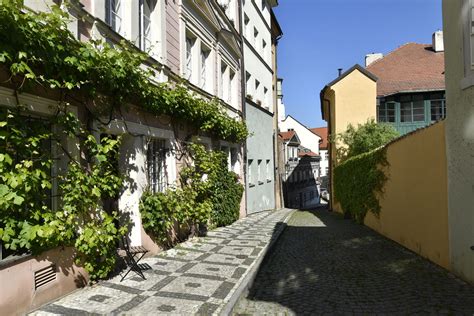 Ulica v Prahe Žižkov s historickou architektúrou