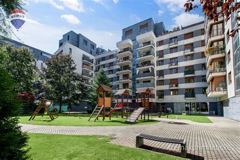 Projekt Boria z exteriéru s okolnou zeleňou