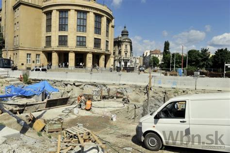Detailná fotografia sanačných prác na hlinenom múre