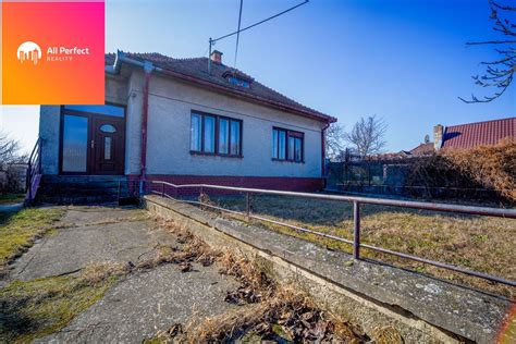 Pohľad na starý rodinný dom pred rekonštrukciou