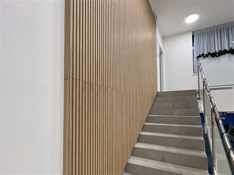 Detail multifunkčného stolárskeho prvku vo vstupnej hale