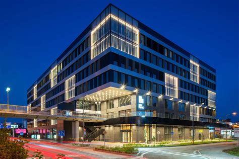 Ilustrácia obchodného centra s modernými kancelárskymi priestormi