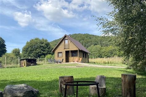 Fotografia malebnej chaty v prírode