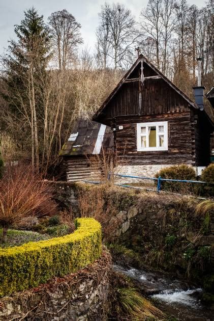Tradičná oravská drevenica v zasneženej krajine