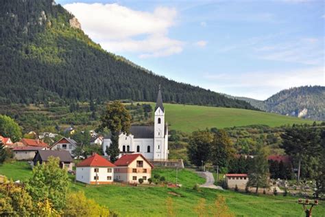 Tradičná slovenská dedina s ulicovkou