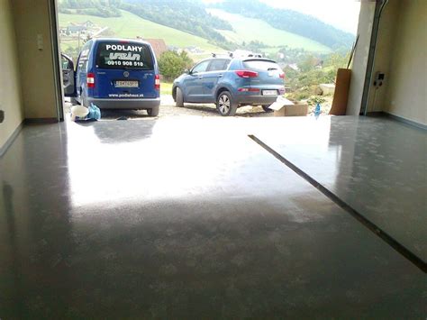 Ilustračná fotografia automobilu v garáži