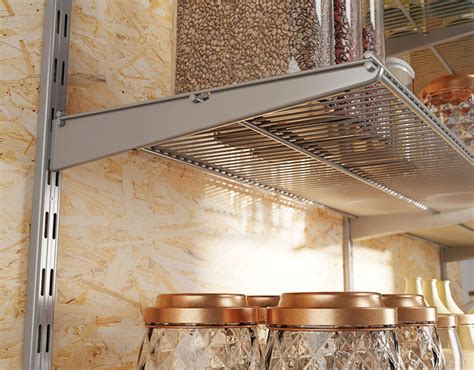 Regálový systém v garáži s rôznym uskladneným materiálom