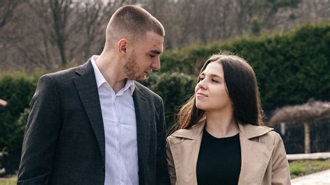 Dvojica pozerajúca sa na seba s nádejou