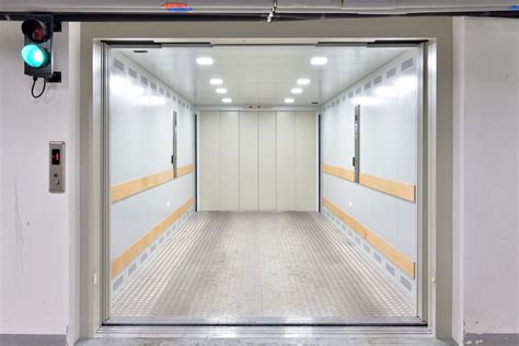 Detail pohyblivého výťahu v drevenej garáži