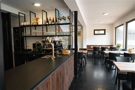 Interiér modernej pizzerie