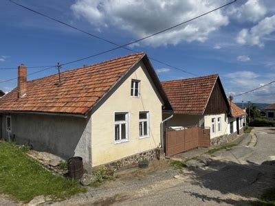 Pohľad na obec Pukanec s okolitou prírodou