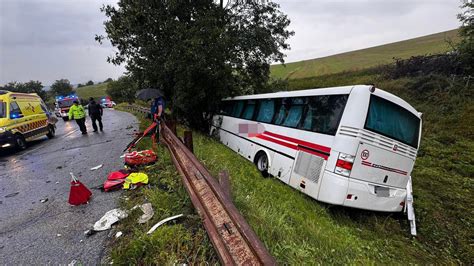 Škoda po dopravnej nehode autobusu a auta
