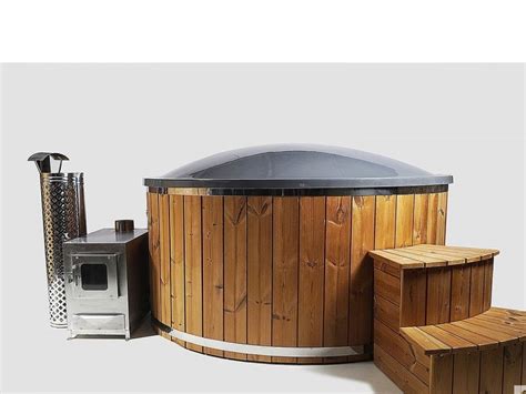 Vonkajšia vírivka s výhľadom na hory v drevenej chate