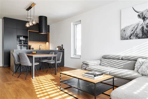 Interiér bytu s parketami a dlažbou