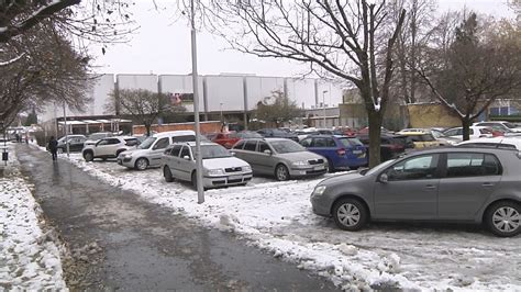 Ilustračná fotografia zastavaného mestského priestoru s obmedzeným parkovaním