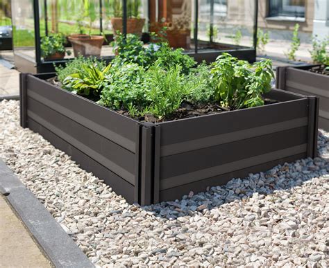 vyvýšený záhon s kvetmi a zeleninou