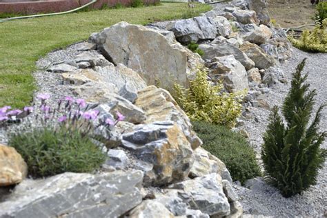 detail suchého múrika v záhrade