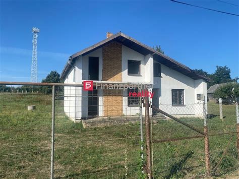 Stavebný pozemok s rodinným domom v obci