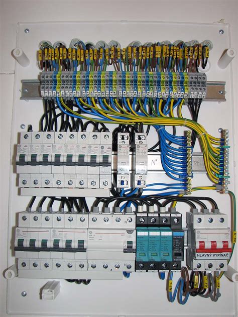 Detail poškodenej elektroinštalácie