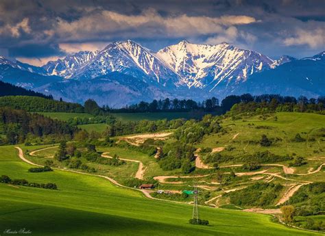 Malebná krajina Oravíc s výhľadom na Západné Tatry