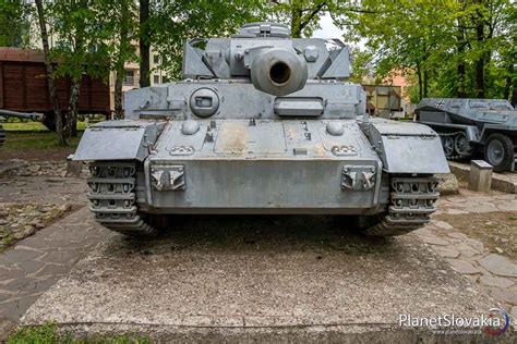 Tanky pri Pamätníku Dukla