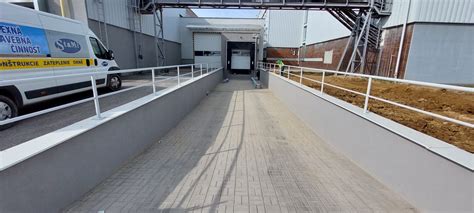 Schematické znázornenie logistického centra s rampami a prístupovými cestami pre kamióny
