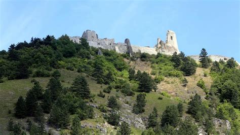 Pohľad na ruiny Čachtického hradu