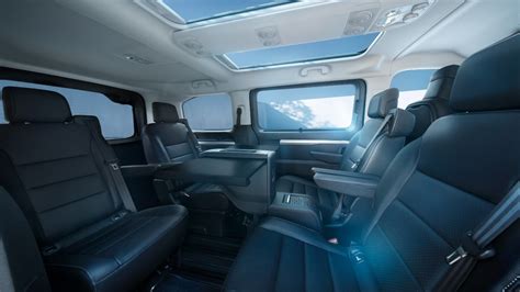 Interiér moderného mikrobusu s pohodlnými sedadlami