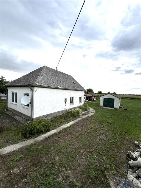 Rodinný dom s bytom na prenájom v pokojnej obci