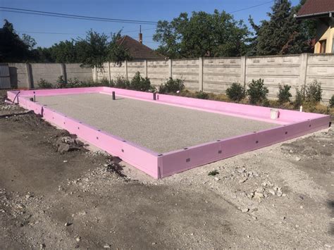 Hotová základová doska pripravená na montáž garáže