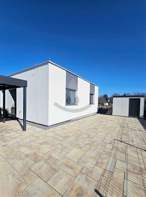 Pohľad na moderný bungalov s presklenou fasádou