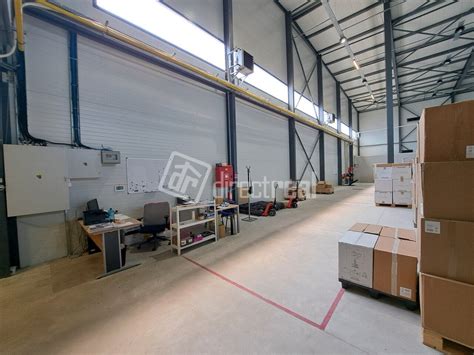 Skladová hala s nakladacími rampami