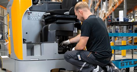 Servisný technik pri tlačiarni