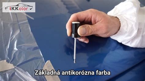 Detail poškodeného laku na strešnom leme automobilu