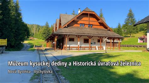 Ilustrácia virtuálnej dediny s rôznymi budovami a surovinovými poľami