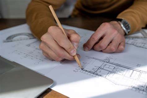 Stavebný projektant pracujúci s výkresmi