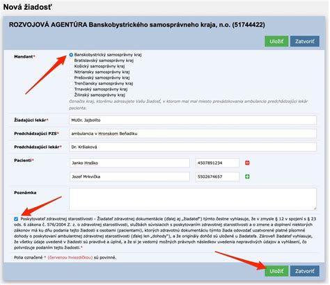 Osoba vypisuje formulár žiadosti o prenájom