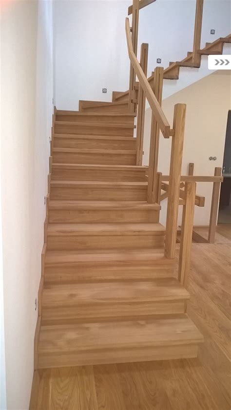 Staré drevené schodisko pred renováciou