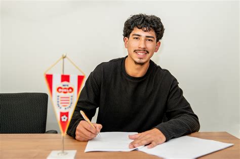 Pár podpisuje hypotekárnu zmluvu