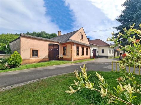 Rodinný dom s priestrannou záhradou a ovocným sadom
