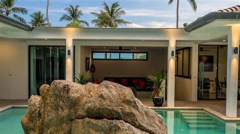 Vonkajšia časť luxusnej vily s bazénom a grilovacím priestorom