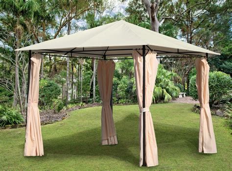 Záhradný nábytok a altánok