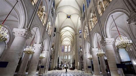 Interiér katedrály Notre-Dame po rekonštrukcii