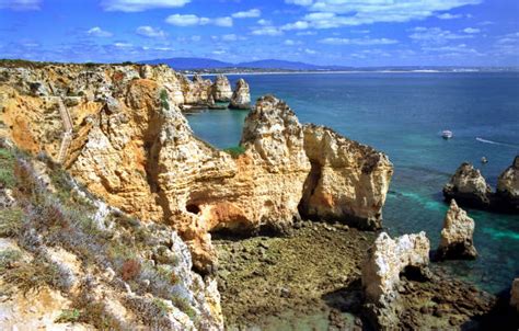 Pohľad na skalnaté pobrežie severného Španielska