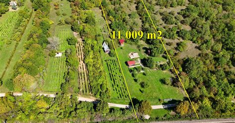 Záhrada s altánkom a grilom