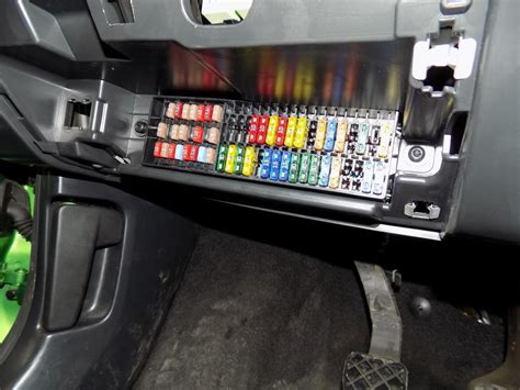Detail interiéru automobilu s vyznačeným miestom, kde sa zvyčajne nachádza poistková skrinka