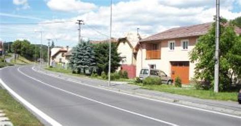 Porovnanie cien za meter štvorcový medzi rodinnými domami a bytmi na Slovensku.